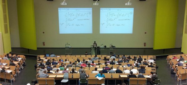 Studenţii cer reducerea taxelor de şcolarizare